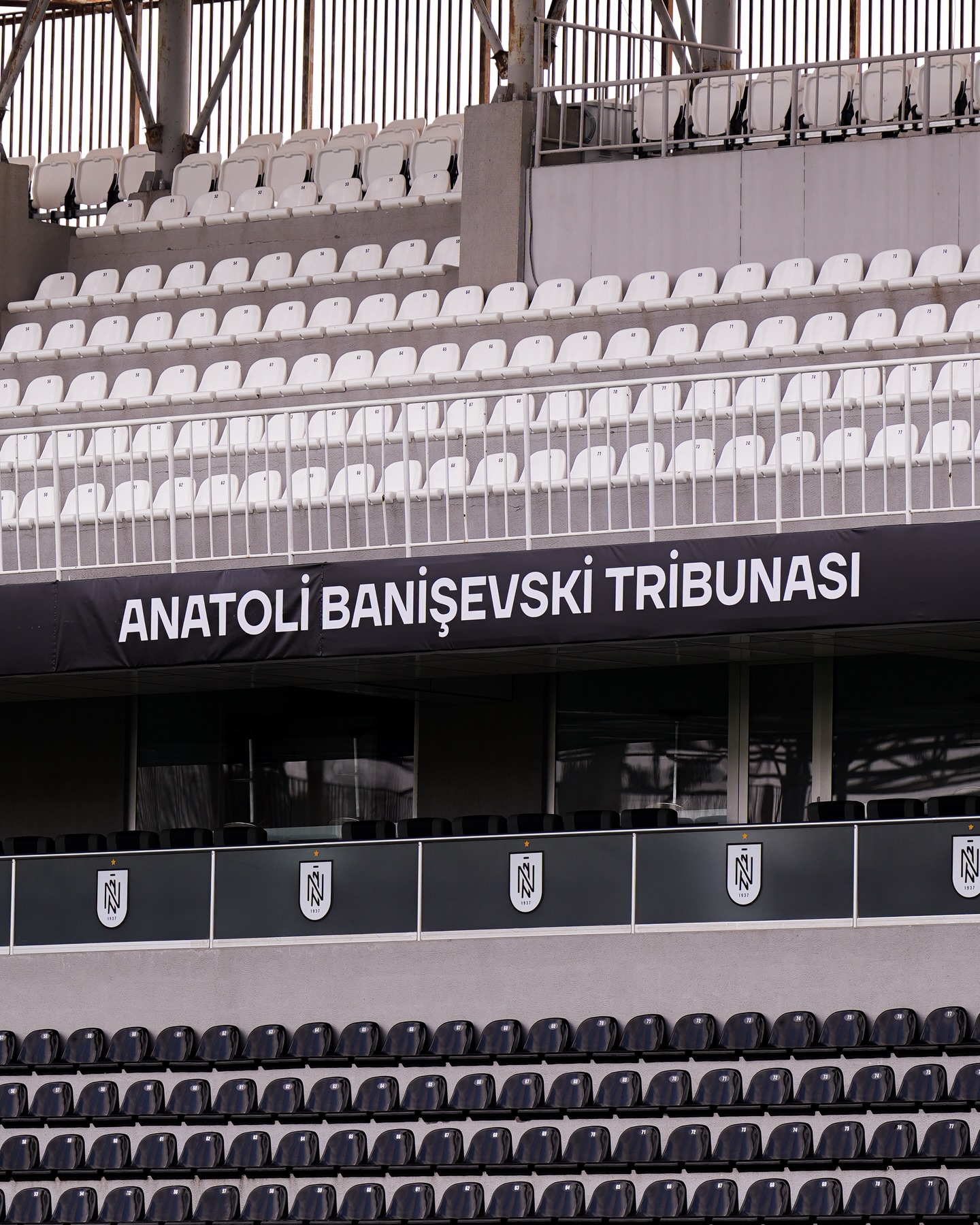 Трибуна имени Банишевского: "Нефтчи" отметил юбилей легендарного форварда (ФОТО)