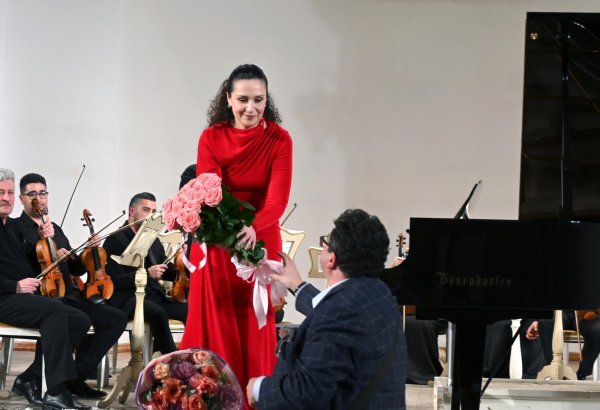 The Lady in Red в сиянии классических шедевров – магия вечера в Баку (ФОТО)