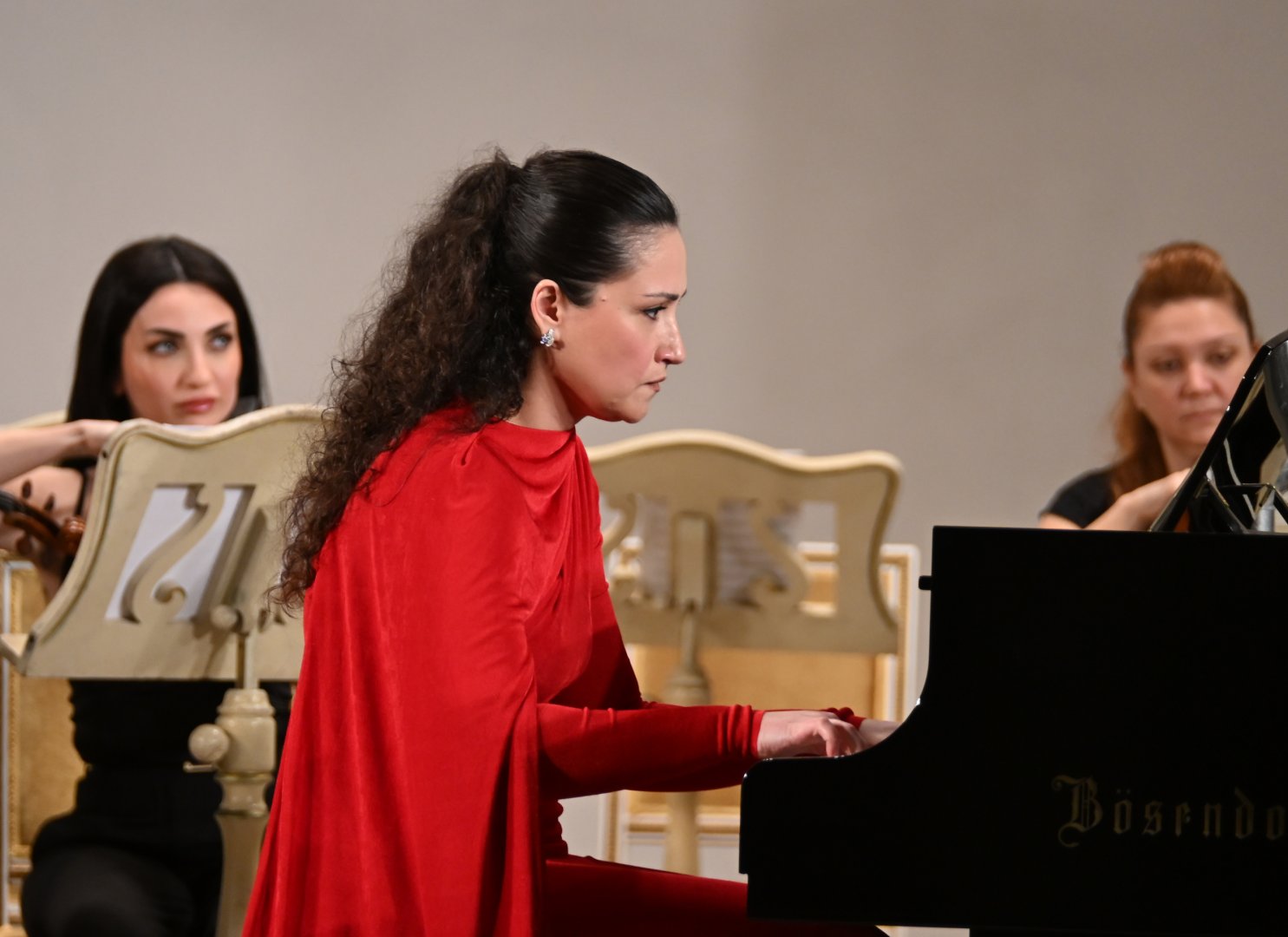 The Lady in Red в сиянии классических шедевров – магия вечера в Баку (ФОТО)