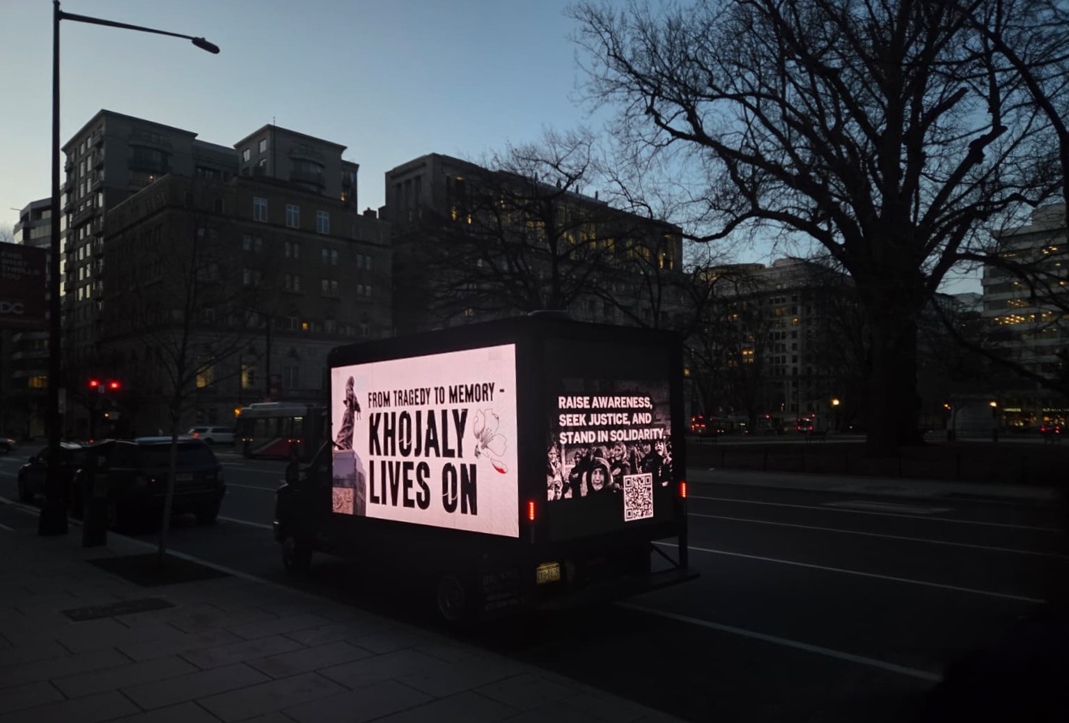 В Вашингтоне прошла акция с участием автомобилей с LED-экранами, посвященная годовщине Ходжалинского геноцида (ФОТО)