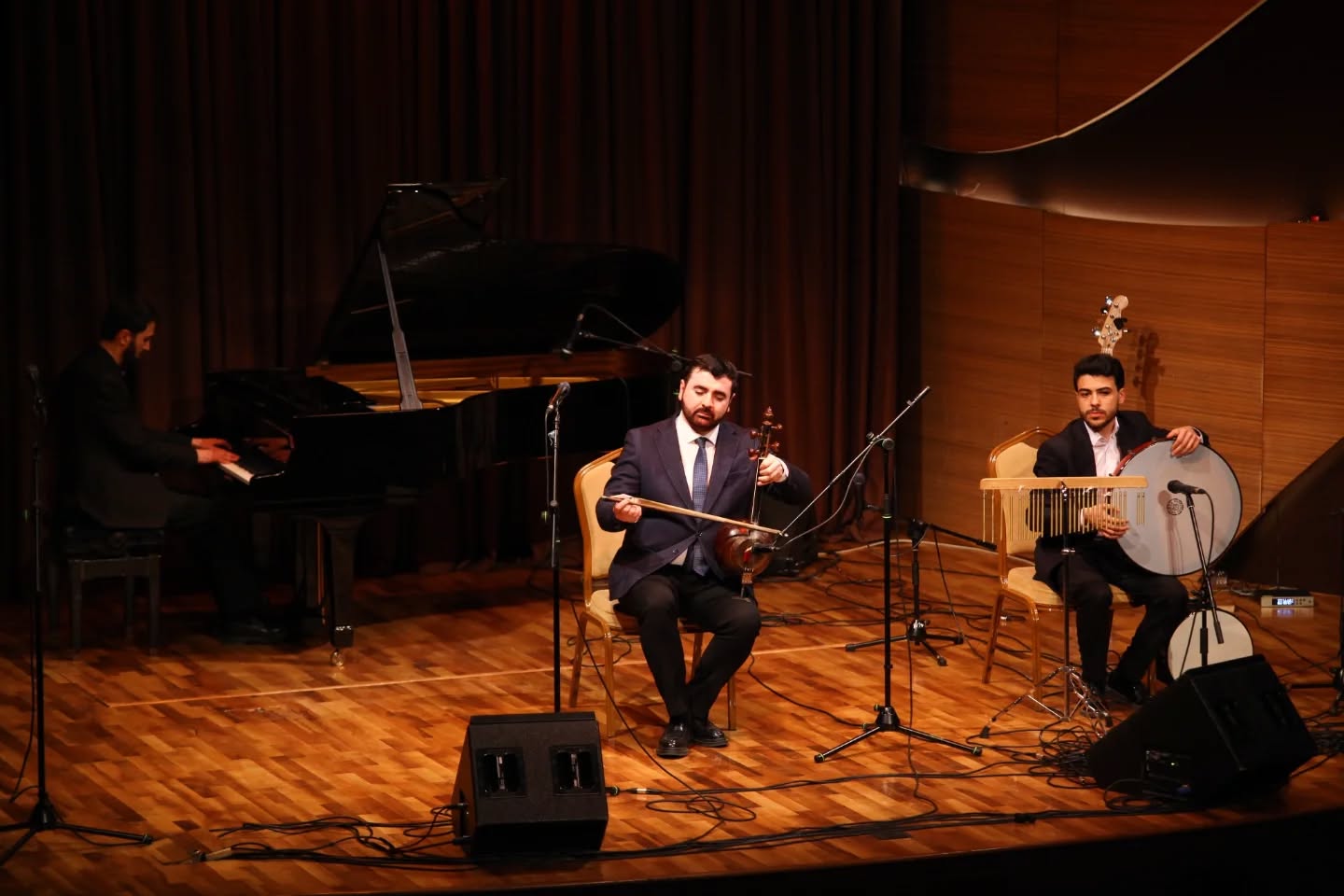 Семь азербайджанских красавиц в голубом и волшебство канона (ФОТО)