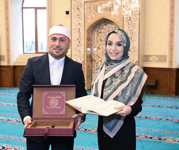 Лейла Алиева и Алена Алиева посетили Джума-мечеть (ФOTO)