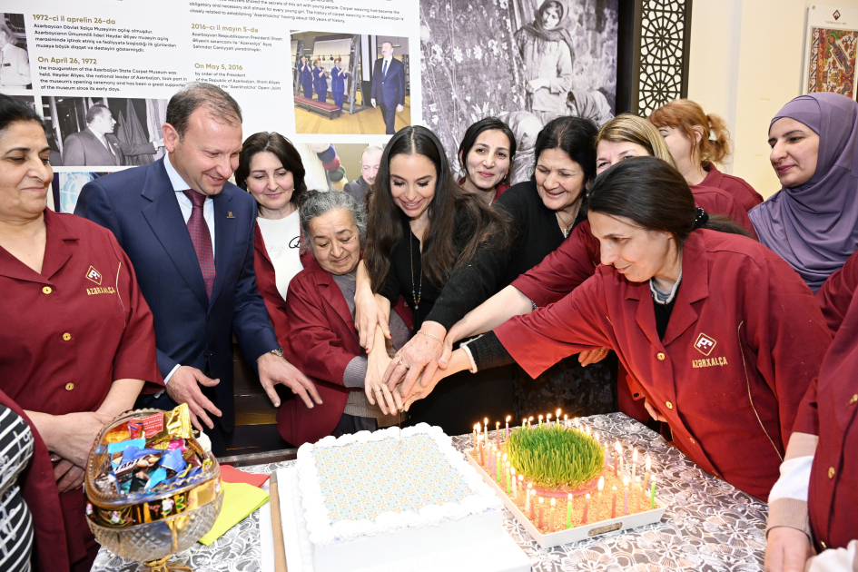 Вице-президент Фонда Гейдара Алиева Лейла Алиева приняла участие в церемонии срезки со станка очередных ковров, сотканных ОАО «Азерхалча» для Шушинской мечети (ФОТО)