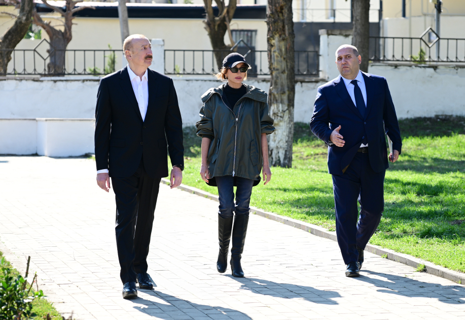 Президент Ильхам Алиев и Первая леди Мехрибан Алиева встретились с жителями города Ходжавенд и села Ходжавенд (ФОТО)