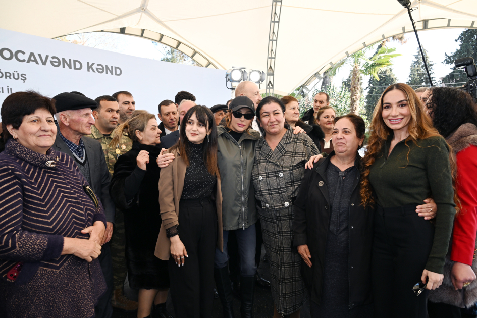 Президент Ильхам Алиев и Первая леди Мехрибан Алиева встретились с жителями города Ходжавенд и села Ходжавенд (ФОТО)