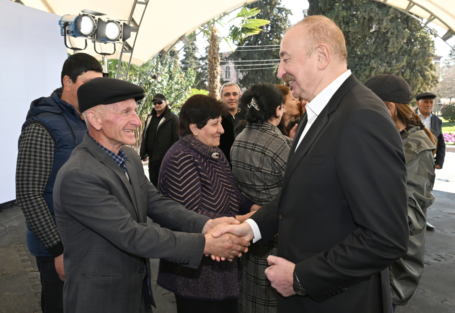 Президент Ильхам Алиев и Первая леди Мехрибан Алиева встретились с жителями города Ходжавенд и села Ходжавенд (ФОТО)