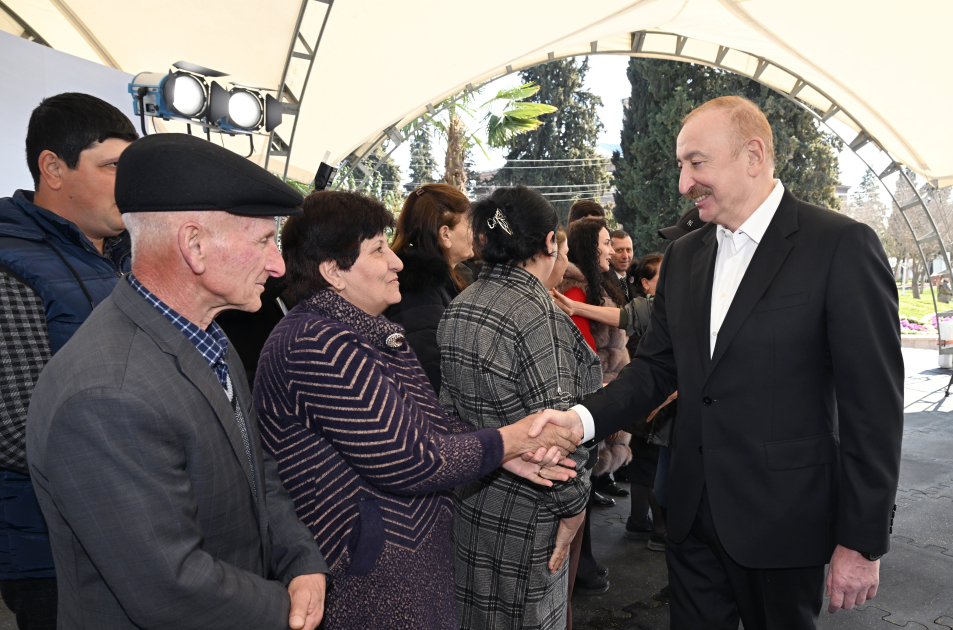 Президент Ильхам Алиев и Первая леди Мехрибан Алиева встретились с жителями города Ходжавенд и села Ходжавенд (ФОТО)