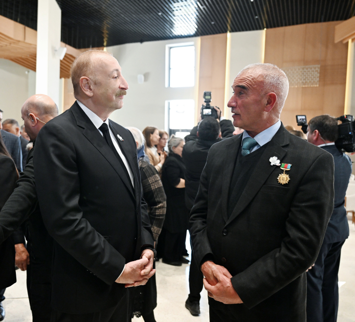 Трогательные кадры встречи Президента Ильхама Алиева и Первой леди Мехрибан Алиевой с жителями Ходжалинского района (ФОТО)