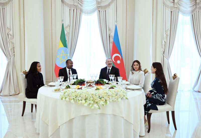 От имени Президента Ильхама Алиева и Первой леди Мехрибан Алиевой дан официальный обед в честь Премьер-министра Эфиопии и его супруги (ВИДЕО)
