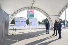 Президент Ильхам Алиев ознакомился в Баку с техникой для перевозки бытовых отходов (ФОТО)