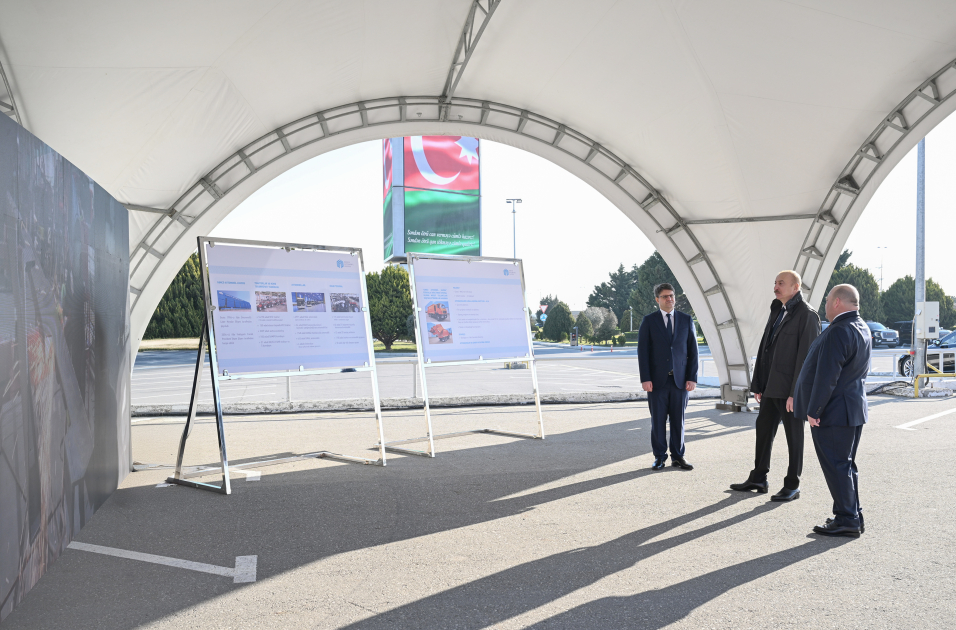 Президент Ильхам Алиев ознакомился в Баку с техникой для перевозки бытовых отходов (ФОТО)