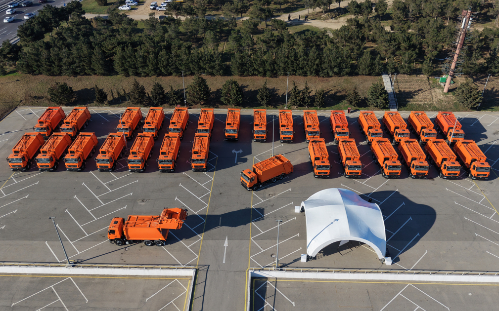 Президент Ильхам Алиев ознакомился в Баку с техникой для перевозки бытовых отходов (ФОТО)