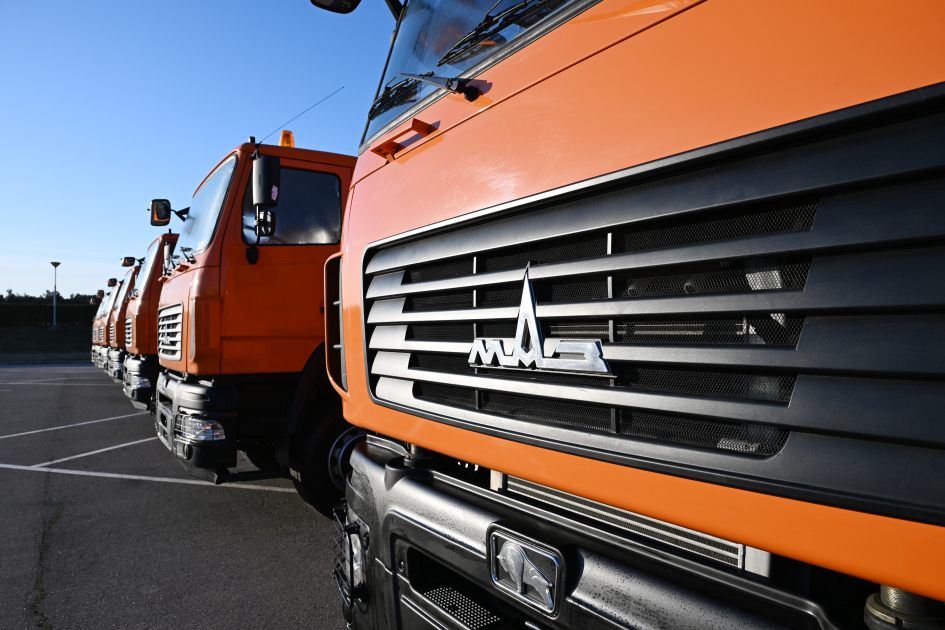 Президент Ильхам Алиев ознакомился в Баку с техникой для перевозки бытовых отходов (ФОТО)