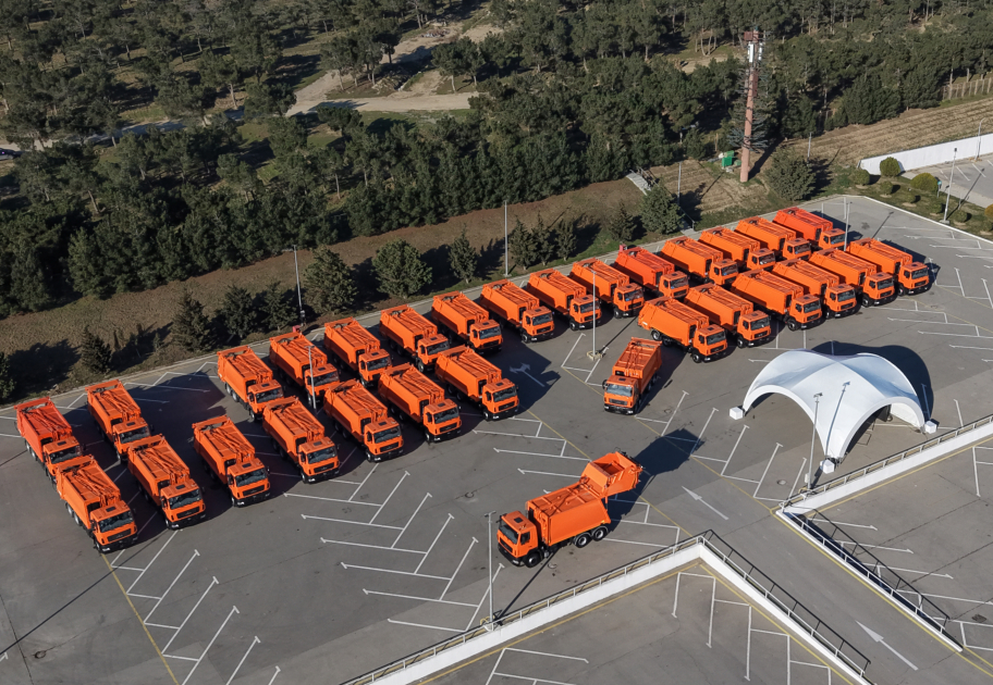 Президент Ильхам Алиев ознакомился в Баку с техникой для перевозки бытовых отходов (ФОТО)