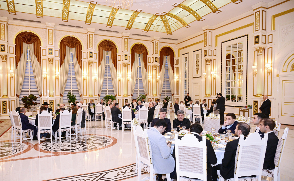 Лейла Алиева и Арзу Алиева приняли участие в церемонии ифтара, состоявшегося по случаю священного месяца (ФОТО)