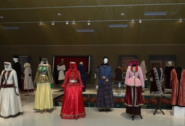История в шелке и бархате - в Баку представлена выставка национальных костюмов (ФОТО)
