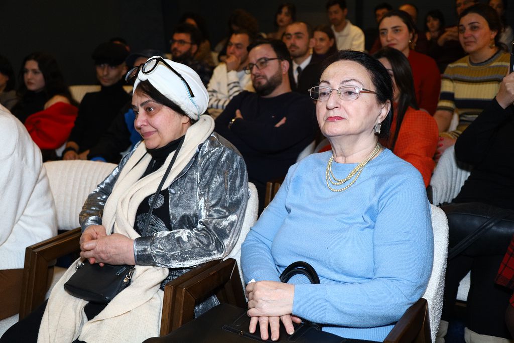 Режиссер-любитель представил в Баку два фильма, снятых за 214 манатов (ФОТО)