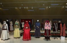 История в шелке и бархате - в Баку представлена выставка национальных костюмов (ФОТО)