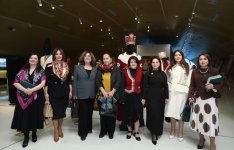 История в шелке и бархате - в Баку представлена выставка национальных костюмов (ФОТО)