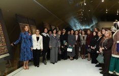 История в шелке и бархате - в Баку представлена выставка национальных костюмов (ФОТО)