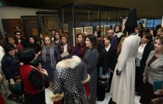История в шелке и бархате - в Баку представлена выставка национальных костюмов (ФОТО)