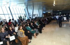 История в шелке и бархате - в Баку представлена выставка национальных костюмов (ФОТО)