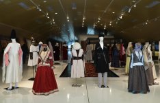 История в шелке и бархате - в Баку представлена выставка национальных костюмов (ФОТО)
