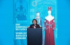 История в шелке и бархате - в Баку представлена выставка национальных костюмов (ФОТО)