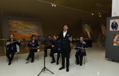 История в шелке и бархате - в Баку представлена выставка национальных костюмов (ФОТО)