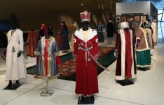 История в шелке и бархате - в Баку представлена выставка национальных костюмов (ФОТО)