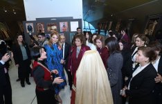 История в шелке и бархате - в Баку представлена выставка национальных костюмов (ФОТО)