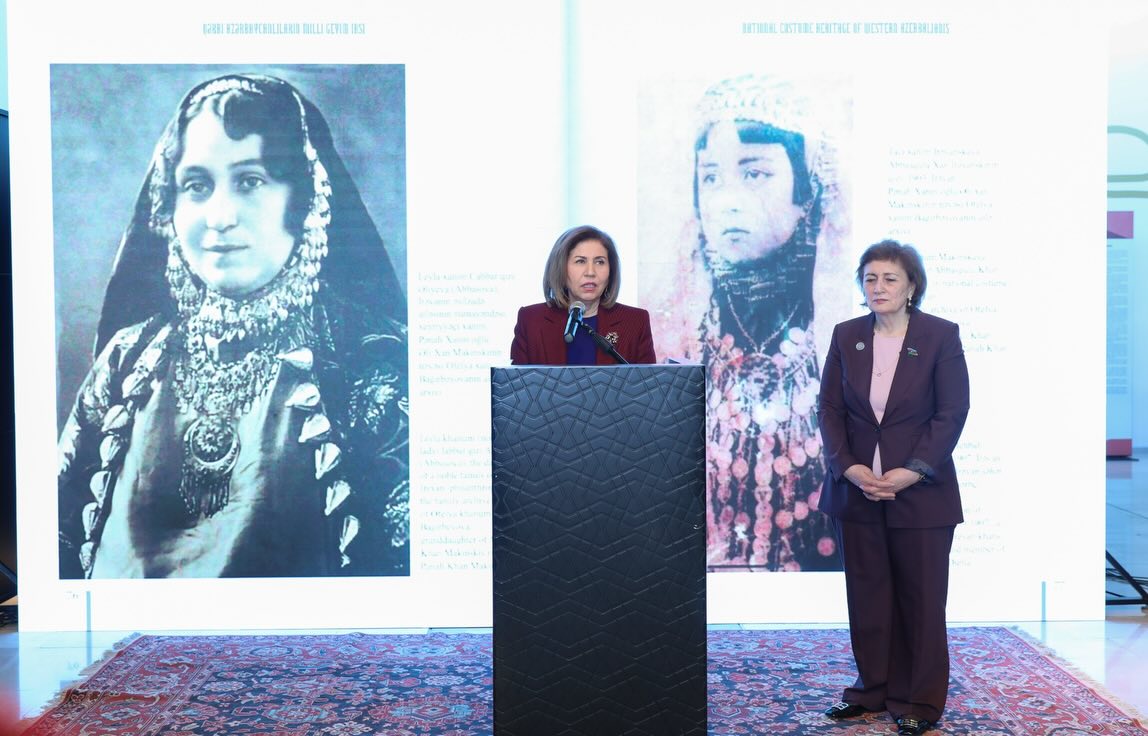 История в шелке и бархате - в Баку представлена выставка национальных костюмов (ФОТО)