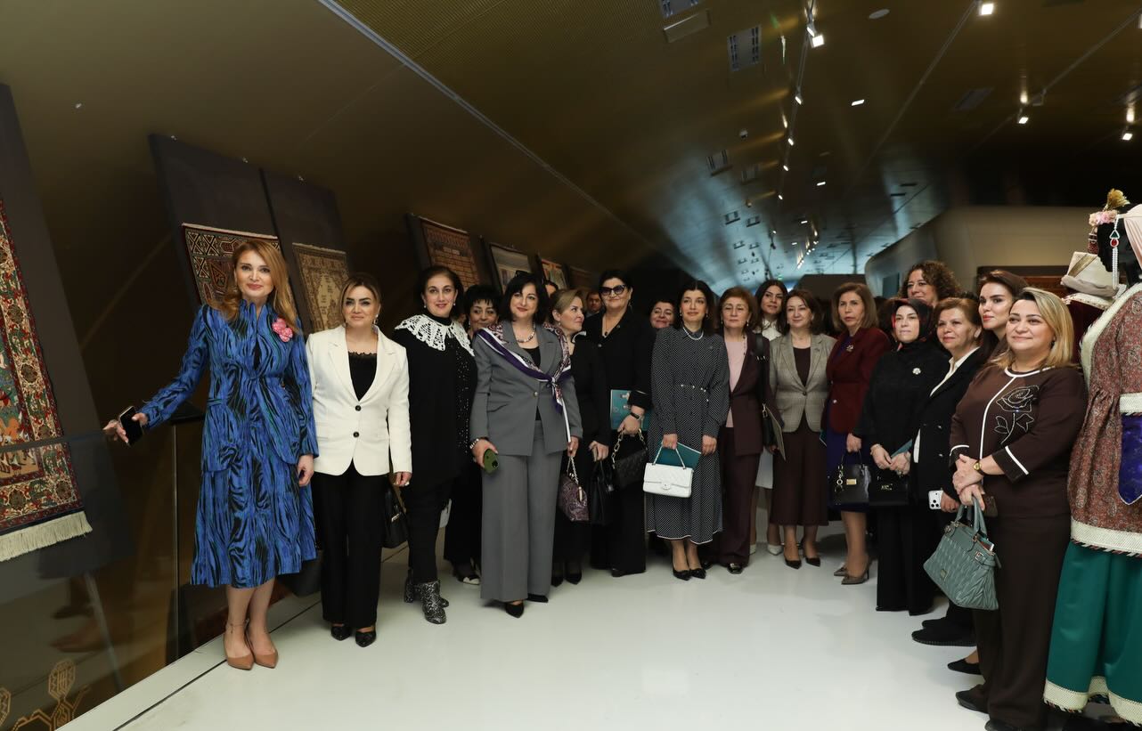 История в шелке и бархате - в Баку представлена выставка национальных костюмов (ФОТО)