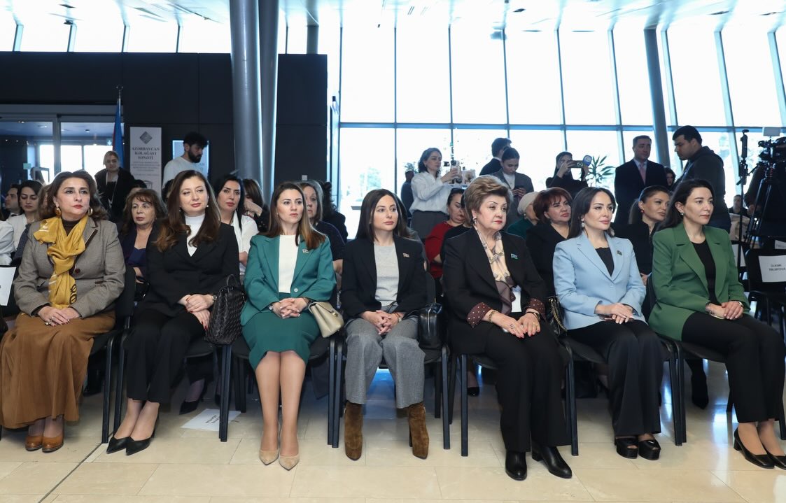 История в шелке и бархате - в Баку представлена выставка национальных костюмов (ФОТО)