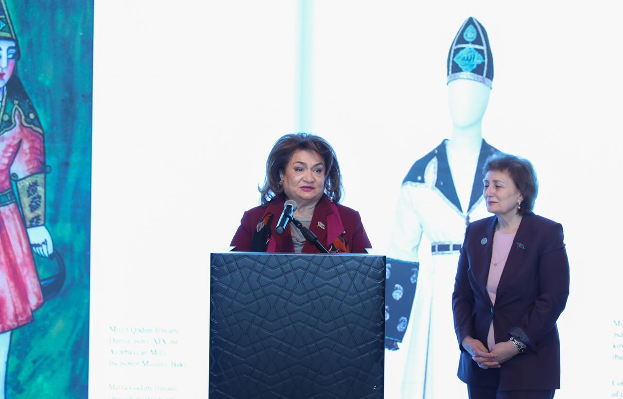 История в шелке и бархате - в Баку представлена выставка национальных костюмов (ФОТО)