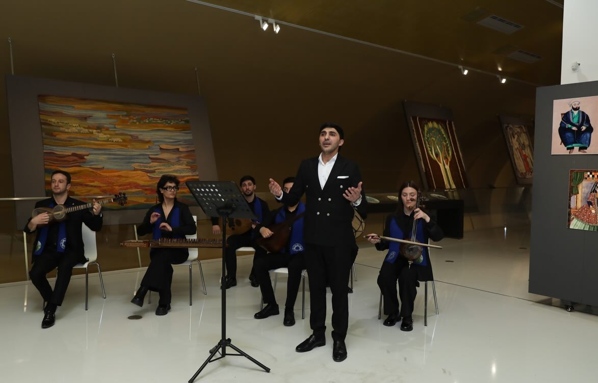 История в шелке и бархате - в Баку представлена выставка национальных костюмов (ФОТО)