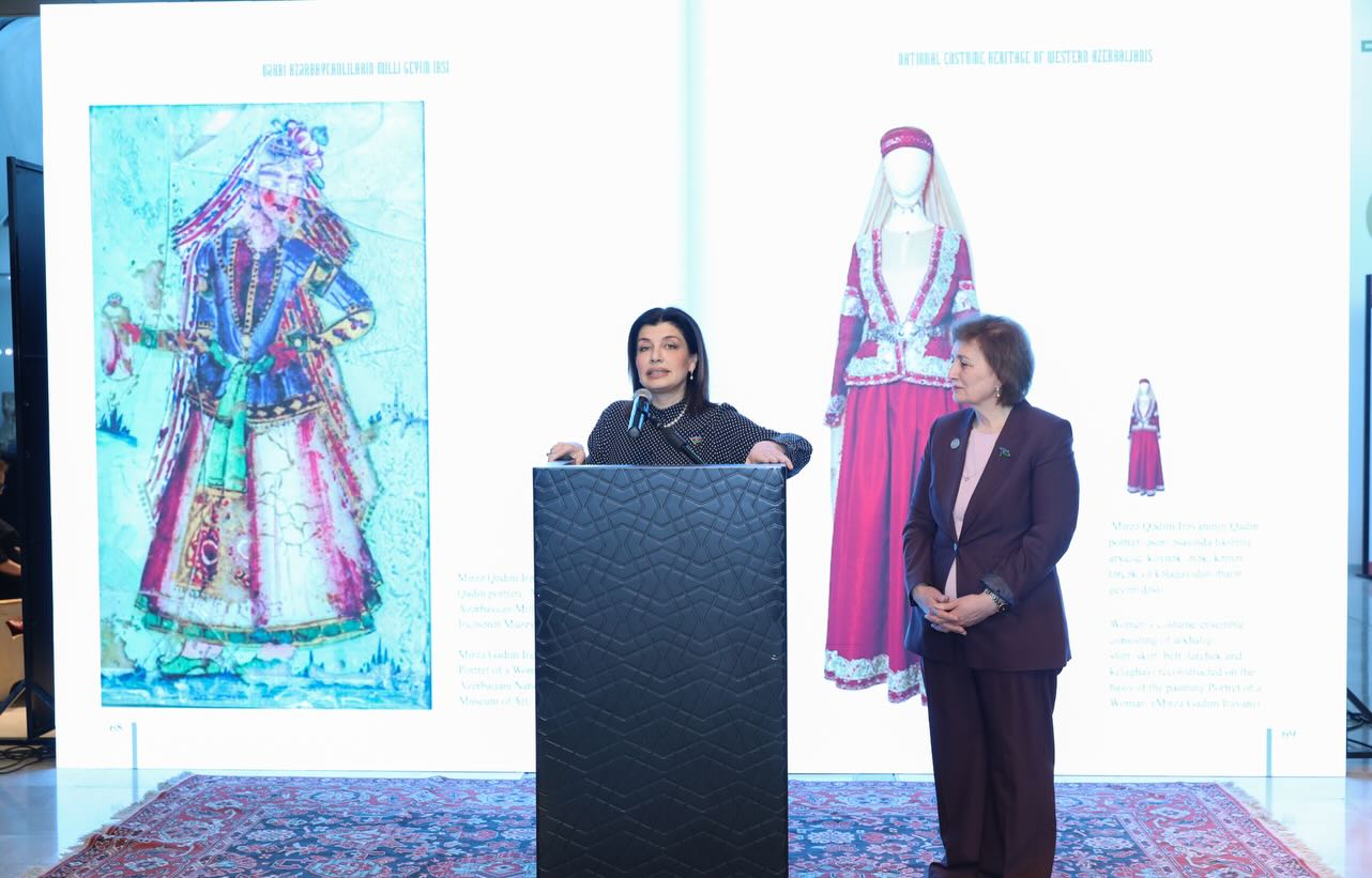 История в шелке и бархате - в Баку представлена выставка национальных костюмов (ФОТО)