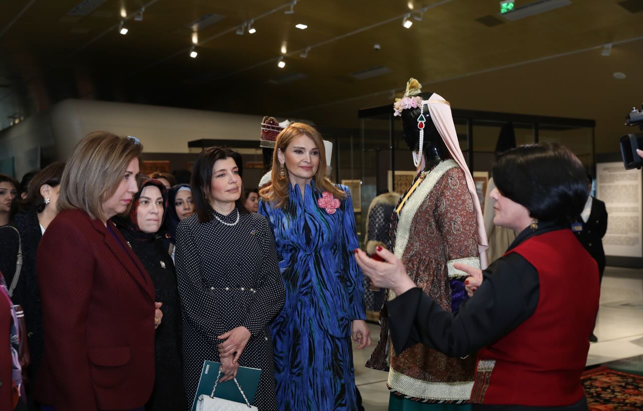 История в шелке и бархате - в Баку представлена выставка национальных костюмов (ФОТО)