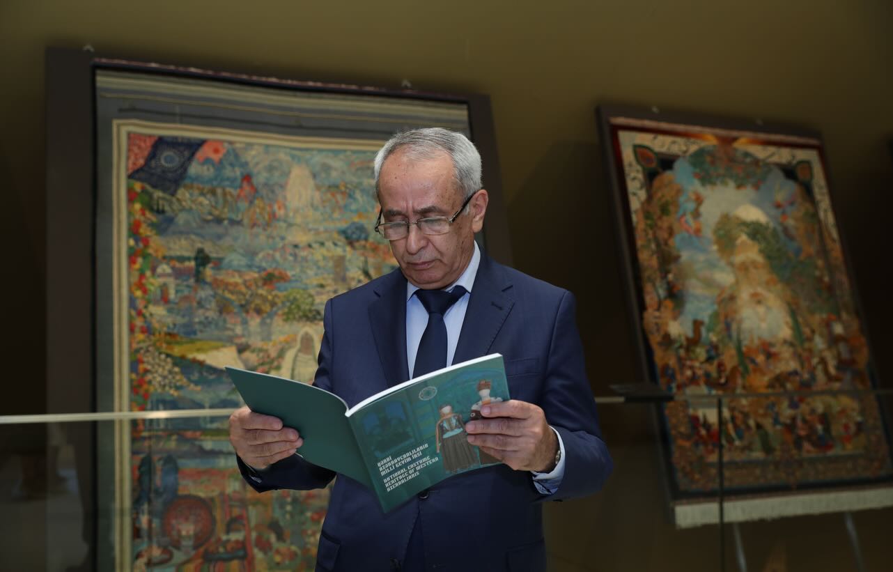 История в шелке и бархате - в Баку представлена выставка национальных костюмов (ФОТО)