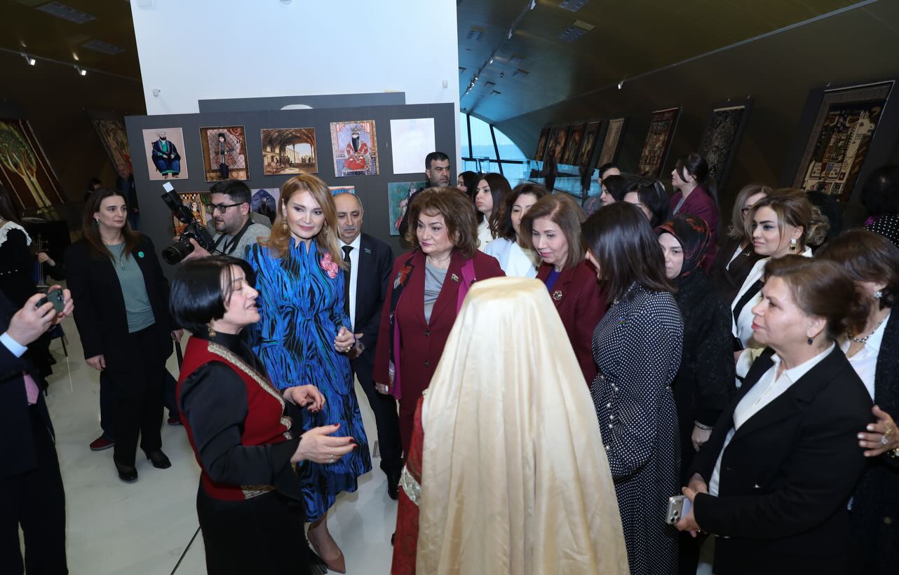 История в шелке и бархате - в Баку представлена выставка национальных костюмов (ФОТО)