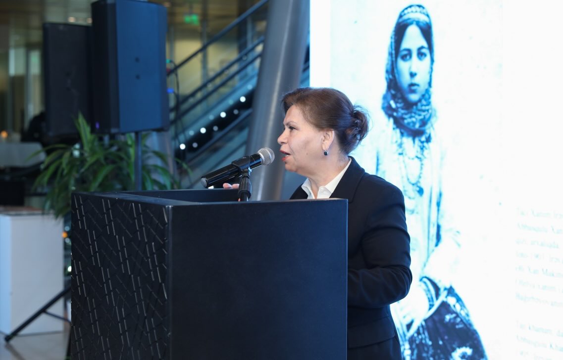 История в шелке и бархате - в Баку представлена выставка национальных костюмов (ФОТО)