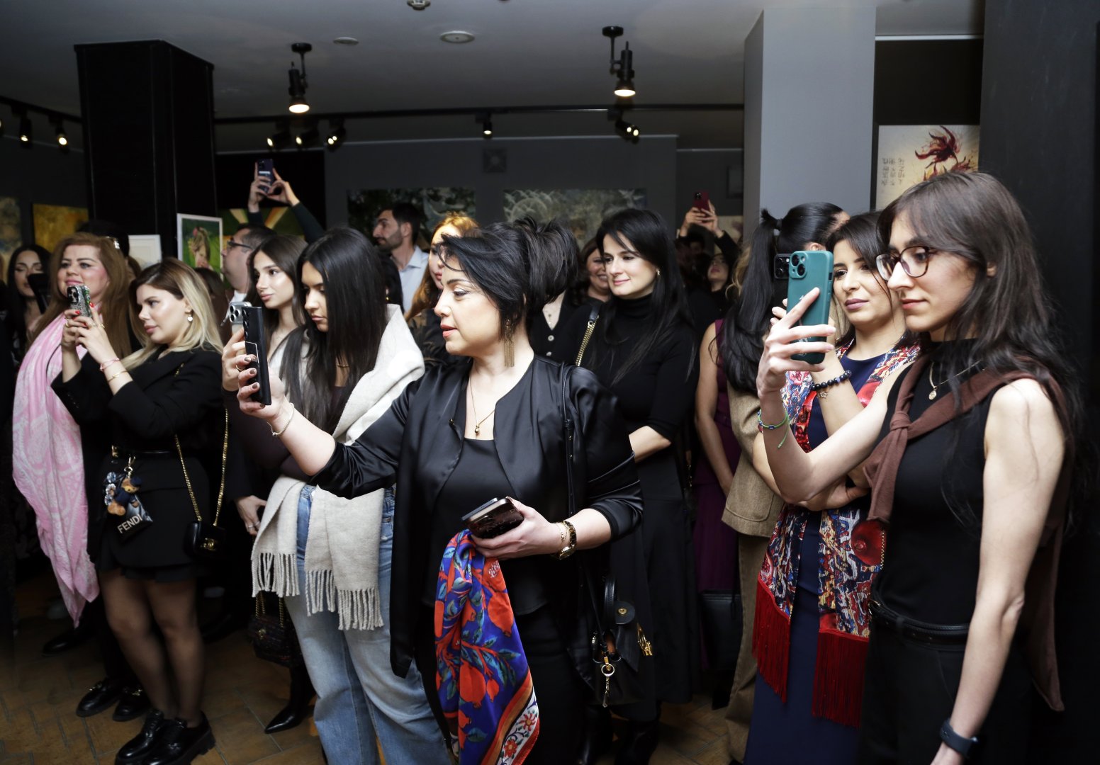 О чувствах, вдохновении и женском восприятии мира – в Баку открылась выставка в честь 8 Марта (ФОТО)