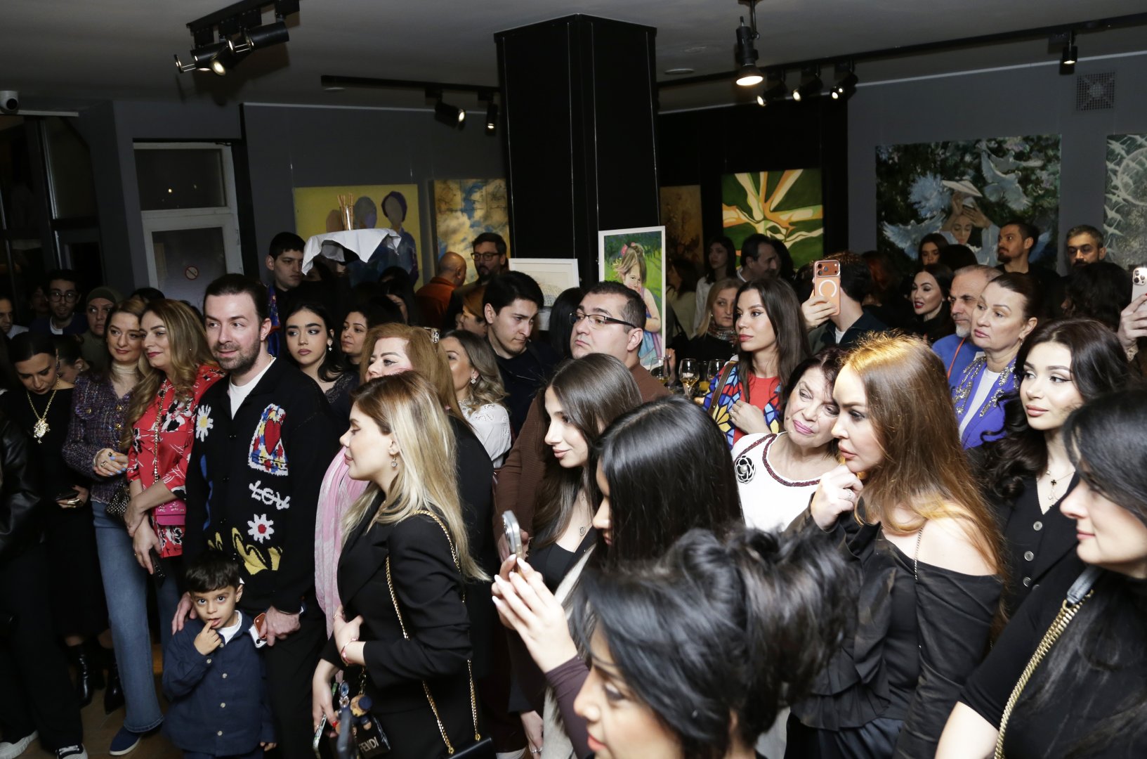 О чувствах, вдохновении и женском восприятии мира – в Баку открылась выставка в честь 8 Марта (ФОТО)