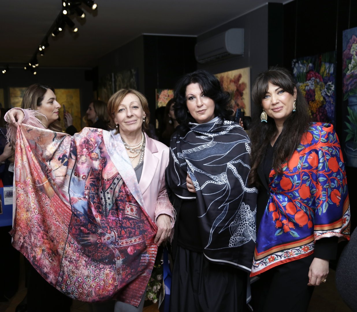 О чувствах, вдохновении и женском восприятии мира – в Баку открылась выставка в честь 8 Марта (ФОТО)