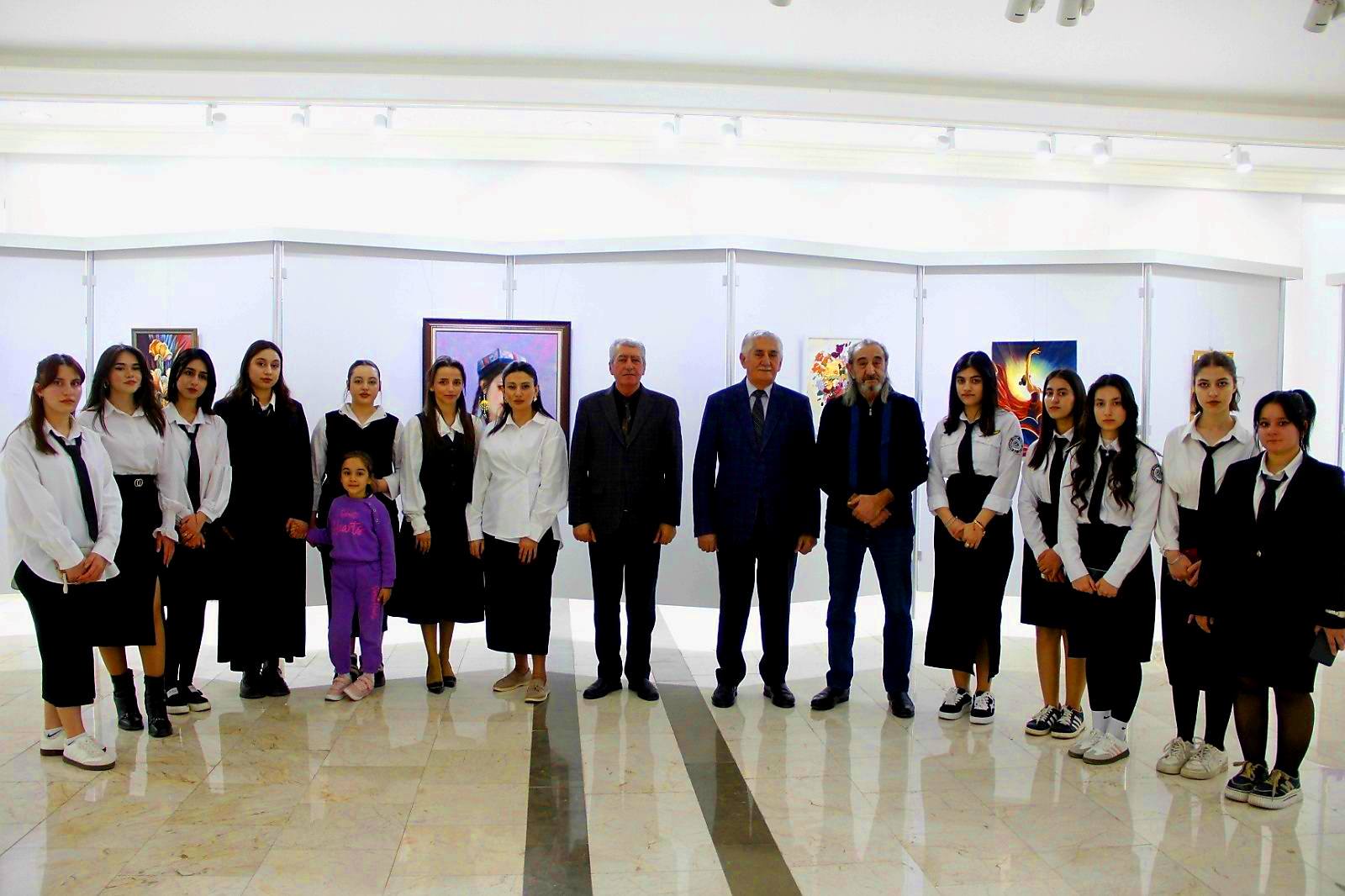 В Нахчыване открылась выставка "Женщины и цветы", посвящённая 8 марта (ФОТО)