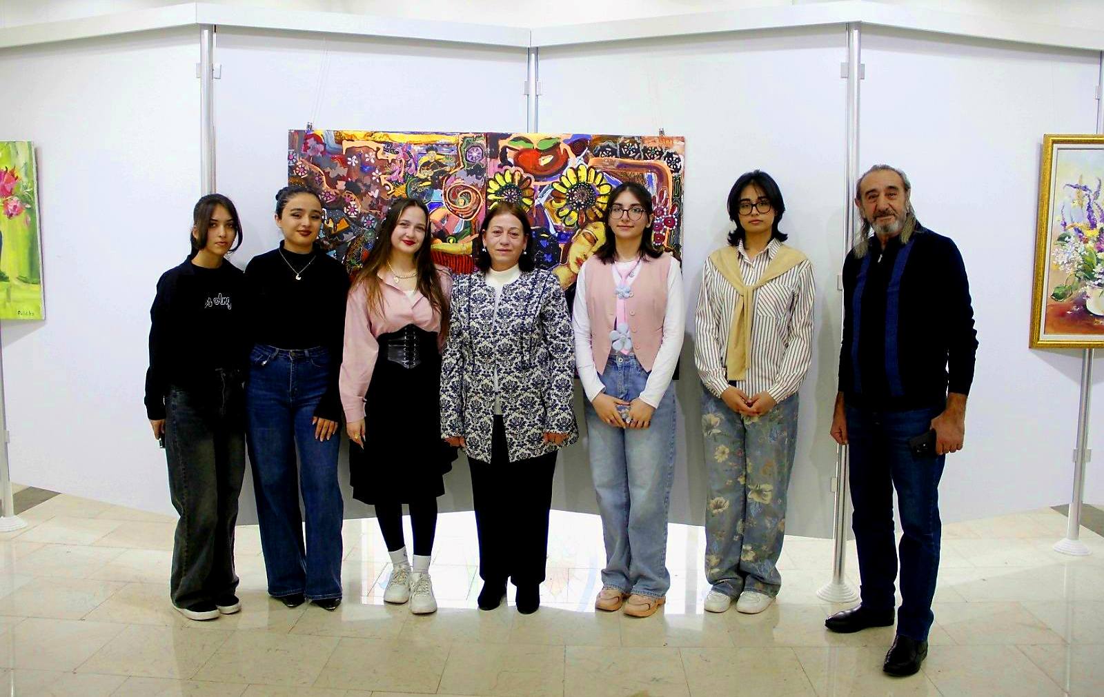 В Нахчыване открылась выставка "Женщины и цветы", посвящённая 8 марта (ФОТО)