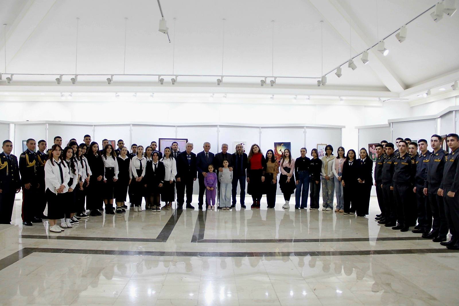 В Нахчыване открылась выставка "Женщины и цветы", посвящённая 8 марта (ФОТО)