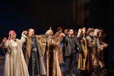 День национального театра Азербайджана отметили исторической премьерой и церемонией награждения (ФОТО)