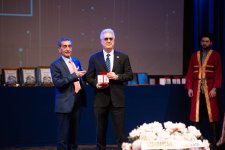 День национального театра Азербайджана отметили исторической премьерой и церемонией награждения (ФОТО)