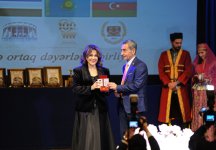 День национального театра Азербайджана отметили исторической премьерой и церемонией награждения (ФОТО)